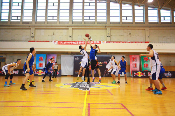 只有小贝尔坦斯一位现役NBA球员以及库鲁克斯、帕塞奇尼克斯两位前NBA球员