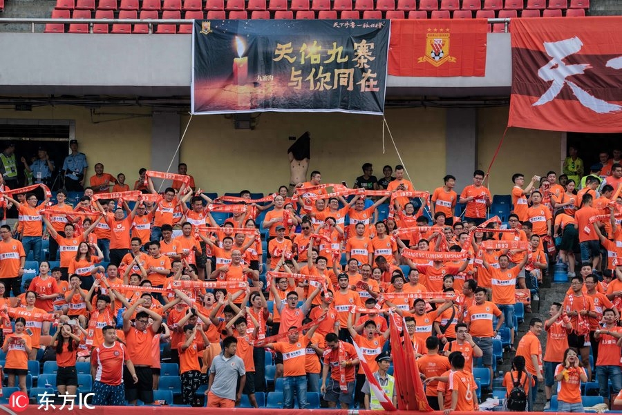 申花队员为球童遮雨（图片署名： 东方IC／ 东方IC 顾岩）    ＂